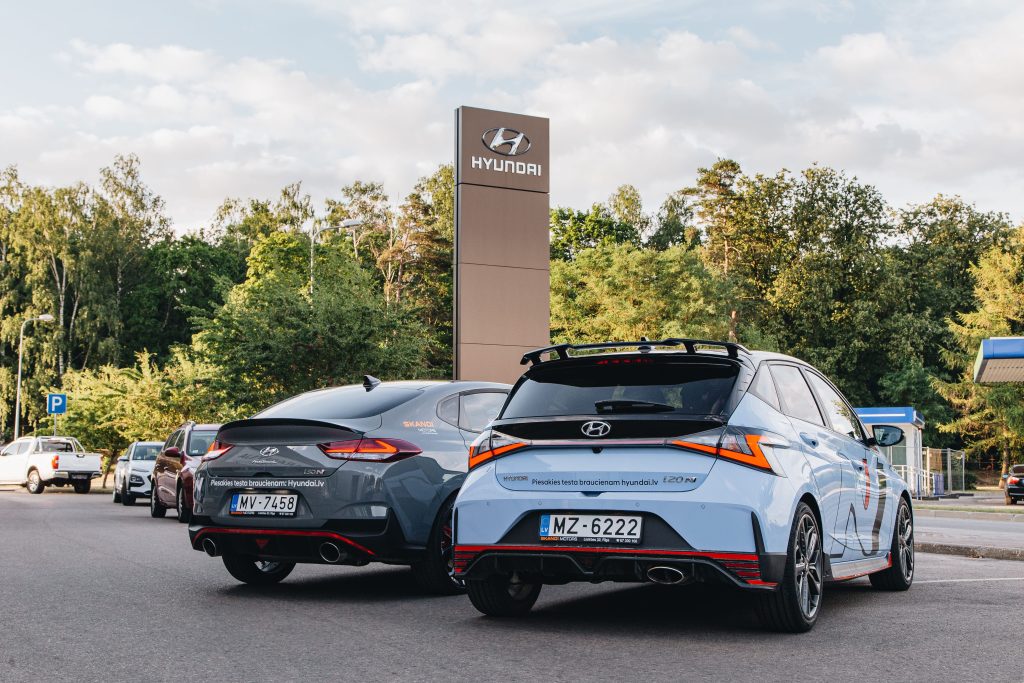 Hyundai automašīnas parkingā