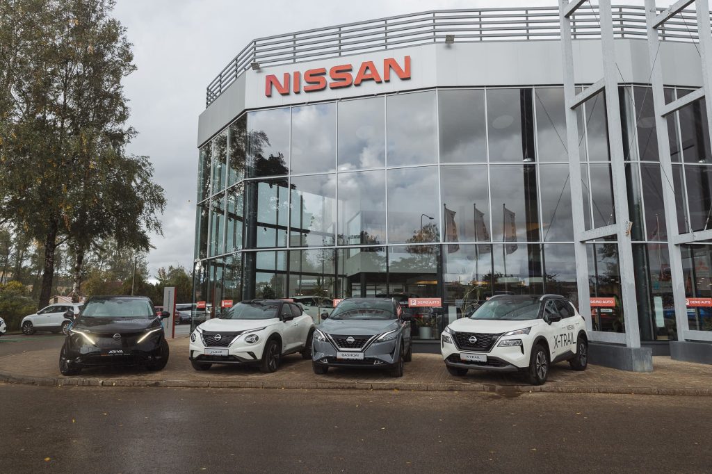 Dažādi nissan modeļi pie salona