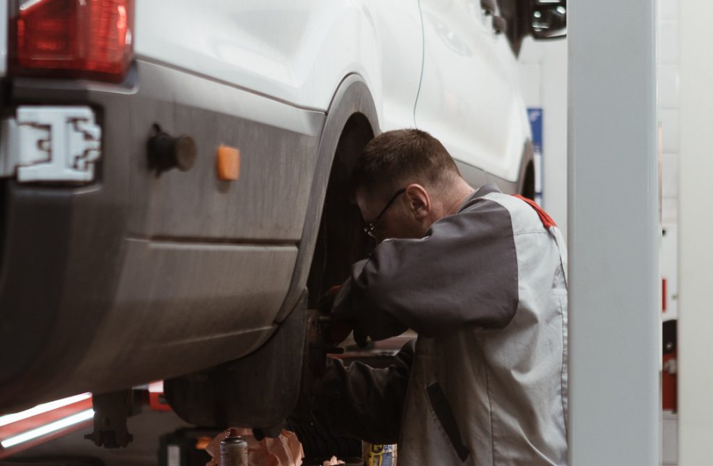 Vīrietis remontē riepu