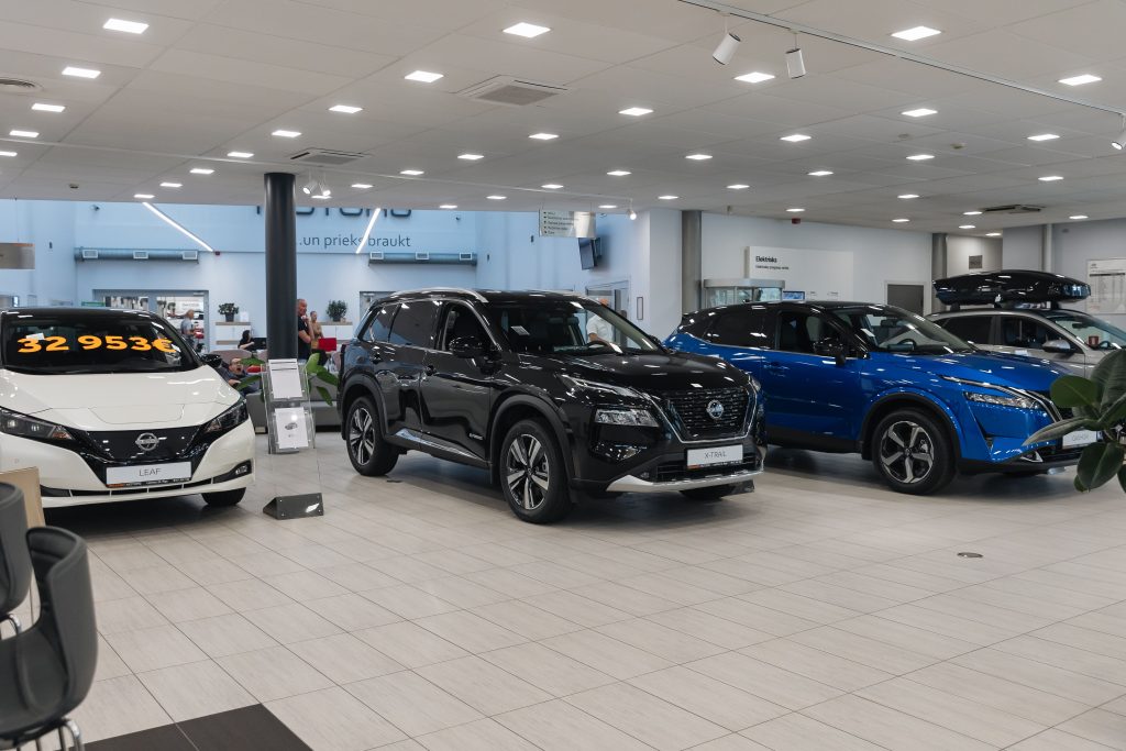 Nissan automašīnas salonā