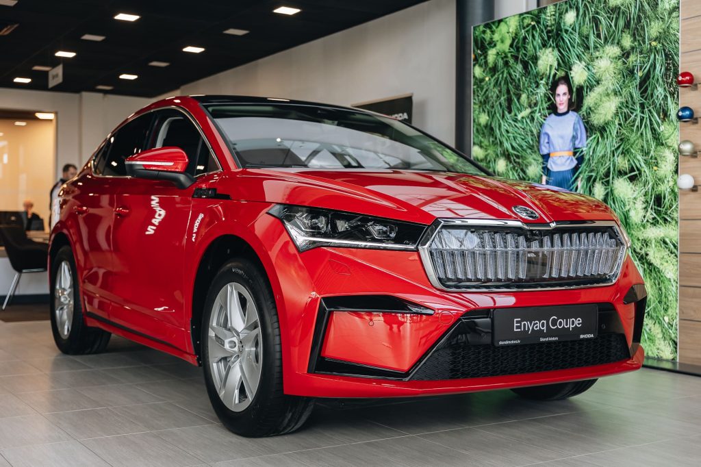 Sarkans Škoda Enyaq Coupe