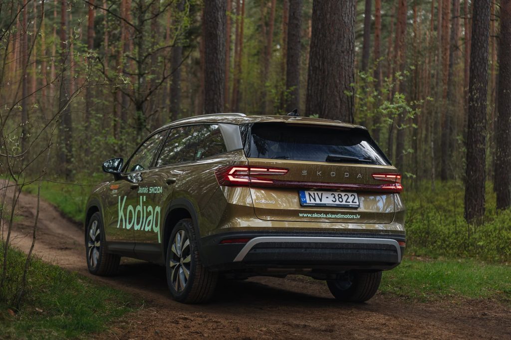 Škoda Kodiaq mežā