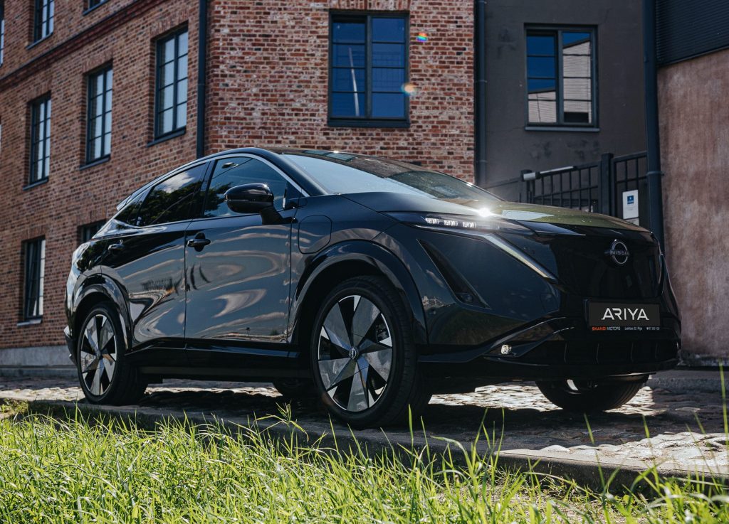 Melns Nissan Ariya