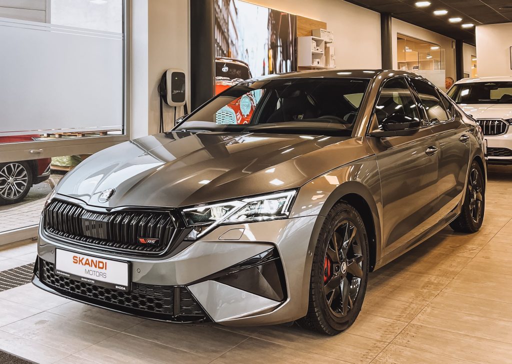 Salonā stāv Škoda Octavia RS