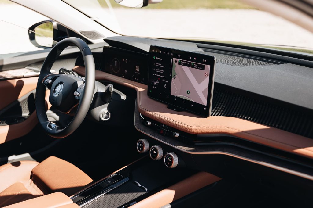 Gaišs Škoda Superb salons