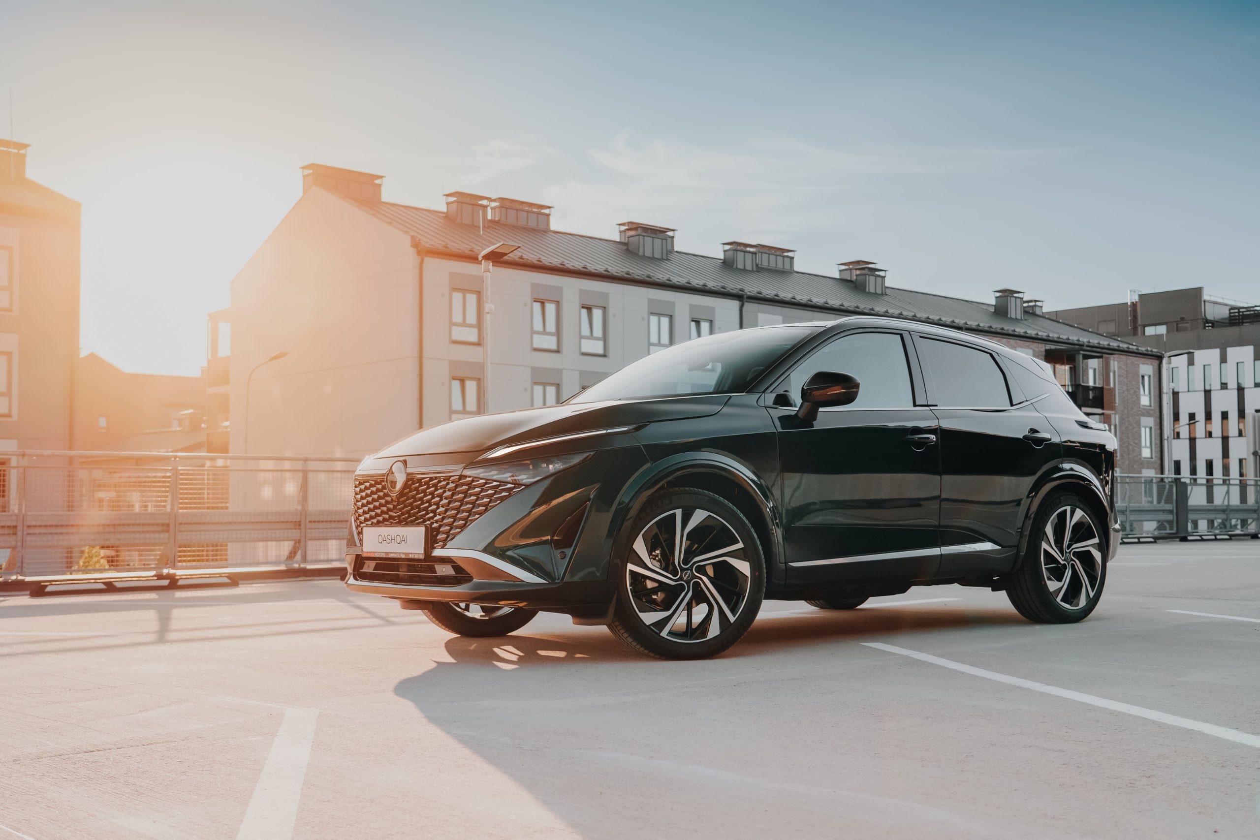 melns nissan qashqai