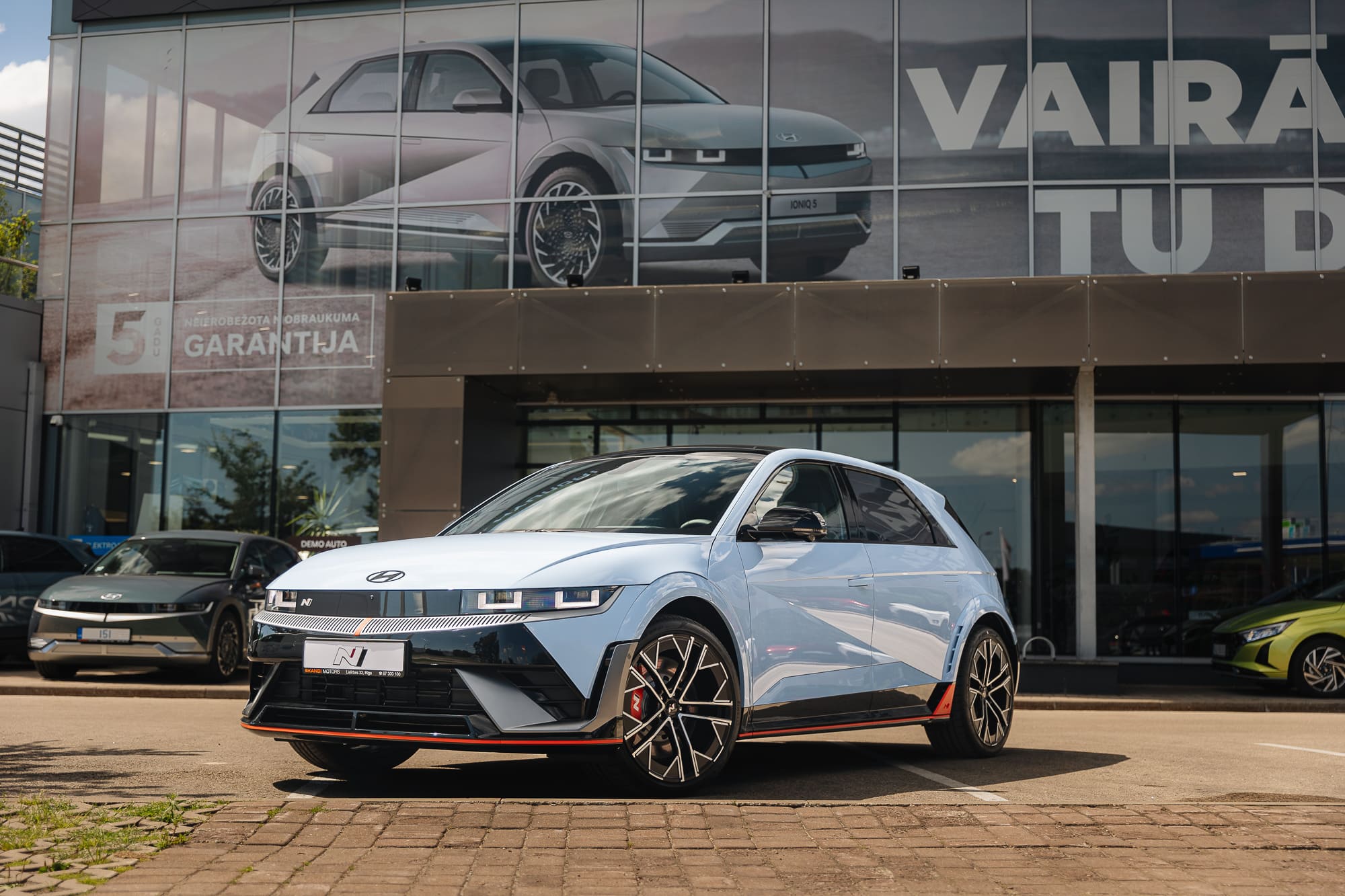 ioniq 5 elektroauto gaiši zilā krāsā