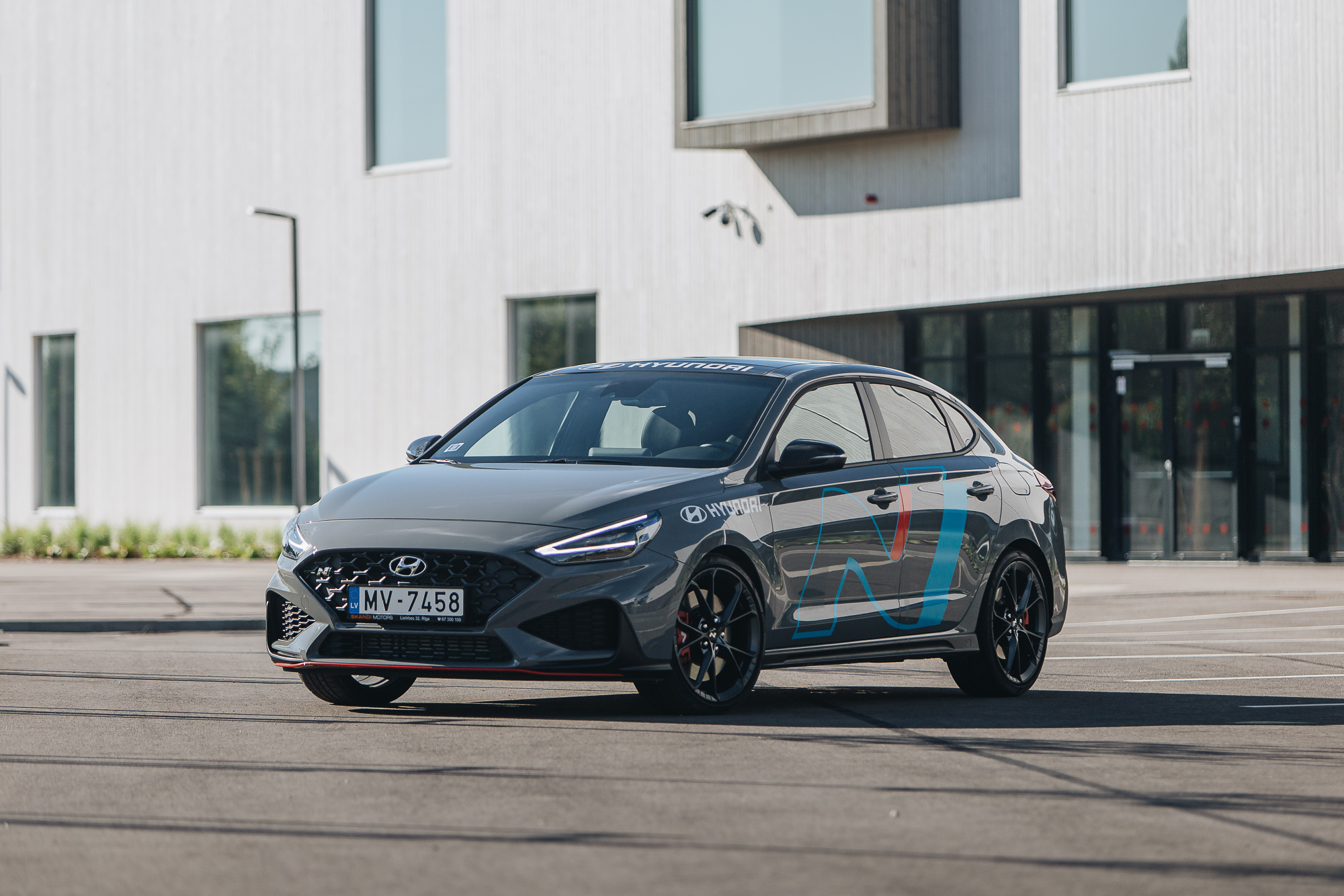 Hyundai i30 pie ēkas