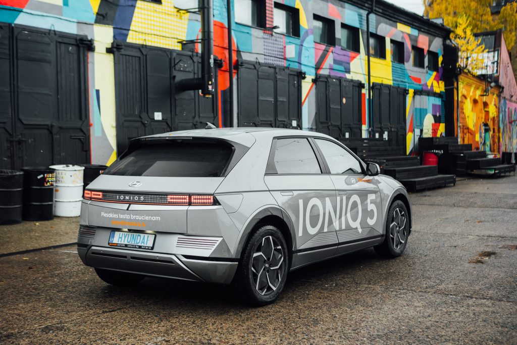 hyundai ioniq 5 pie krāsainas ēkas