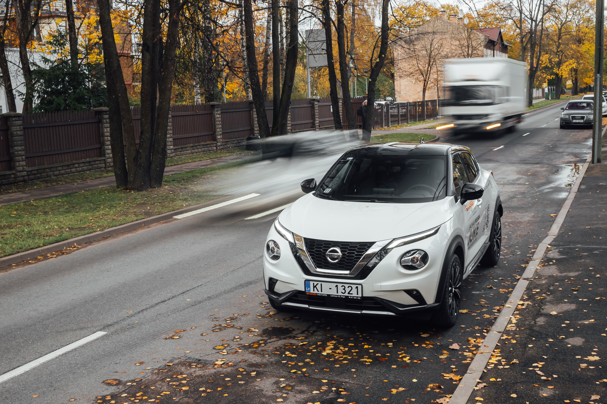 balts nissan juke brauc pa brauktuvi
