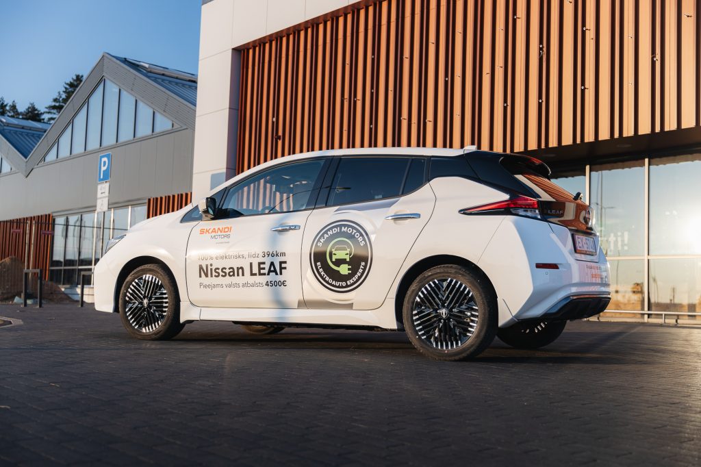 nissan leaf stāvlaukumā