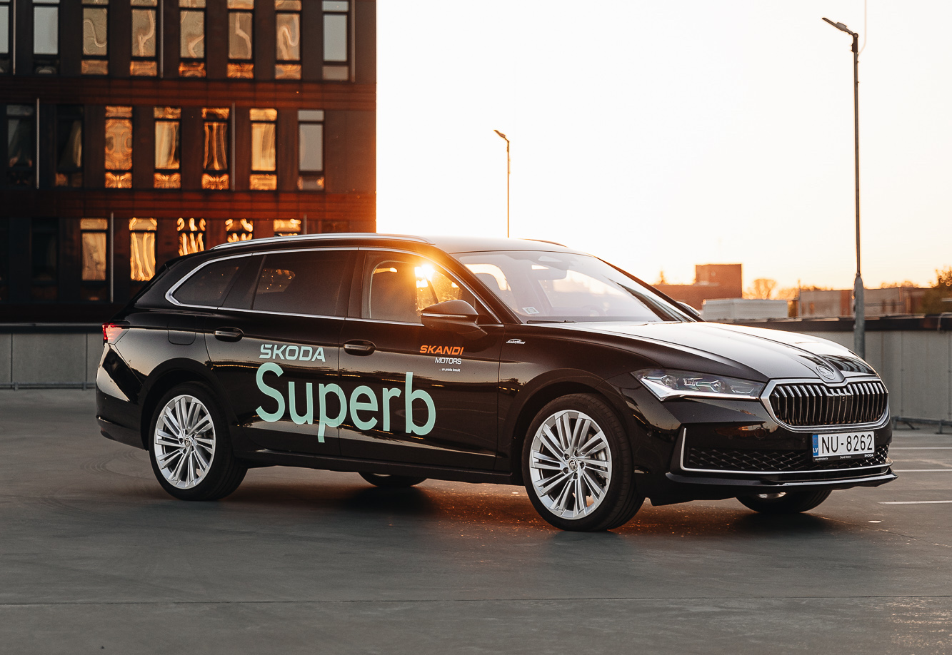 melna škoda superb saulrietā