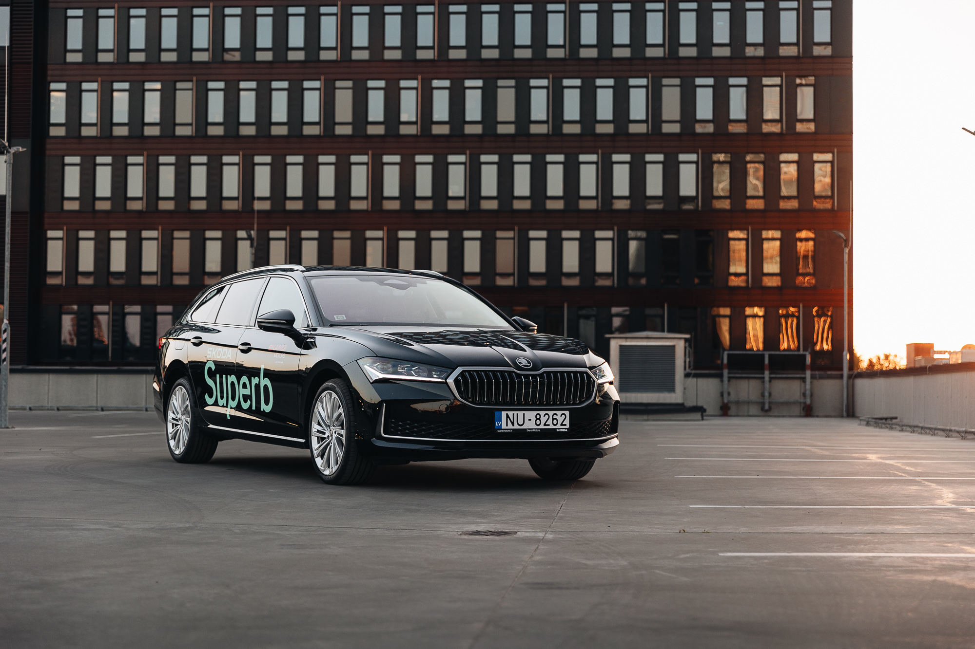 Melns Škoda Superb saulrietā
