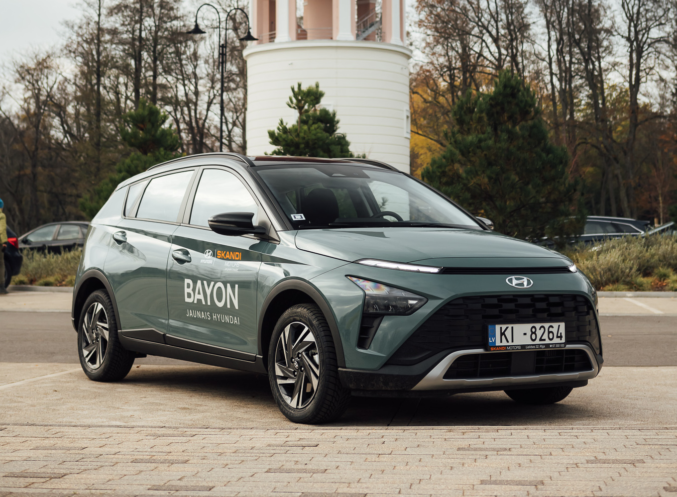 tumši zaļs Hyundai Bayon no Skandi Motors