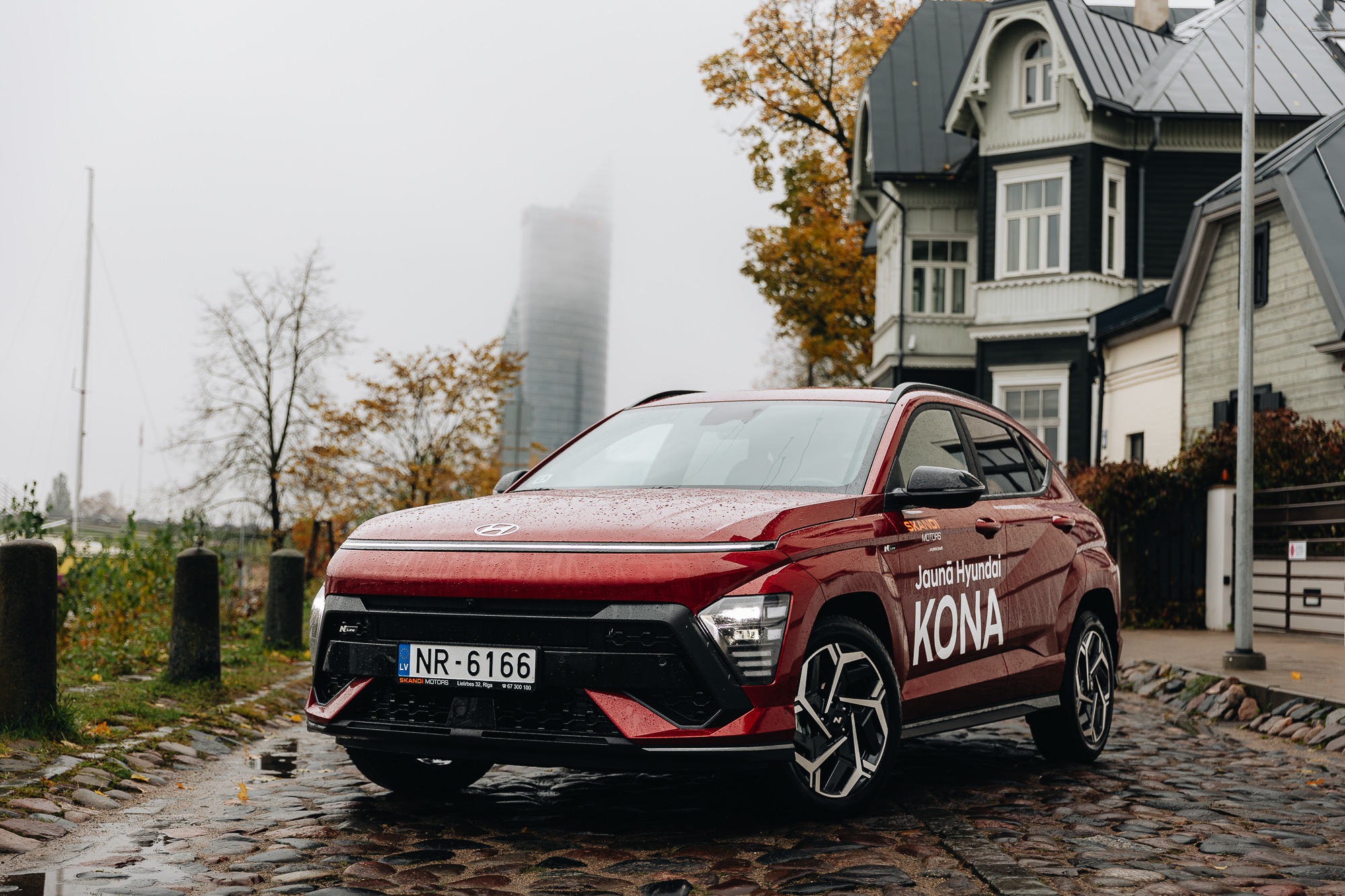 Sarkans Hyundai Kona rudenī