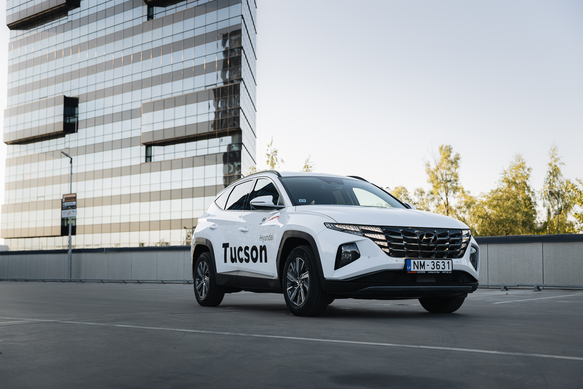 hyundai tucson pie daudzstāvu ēkas