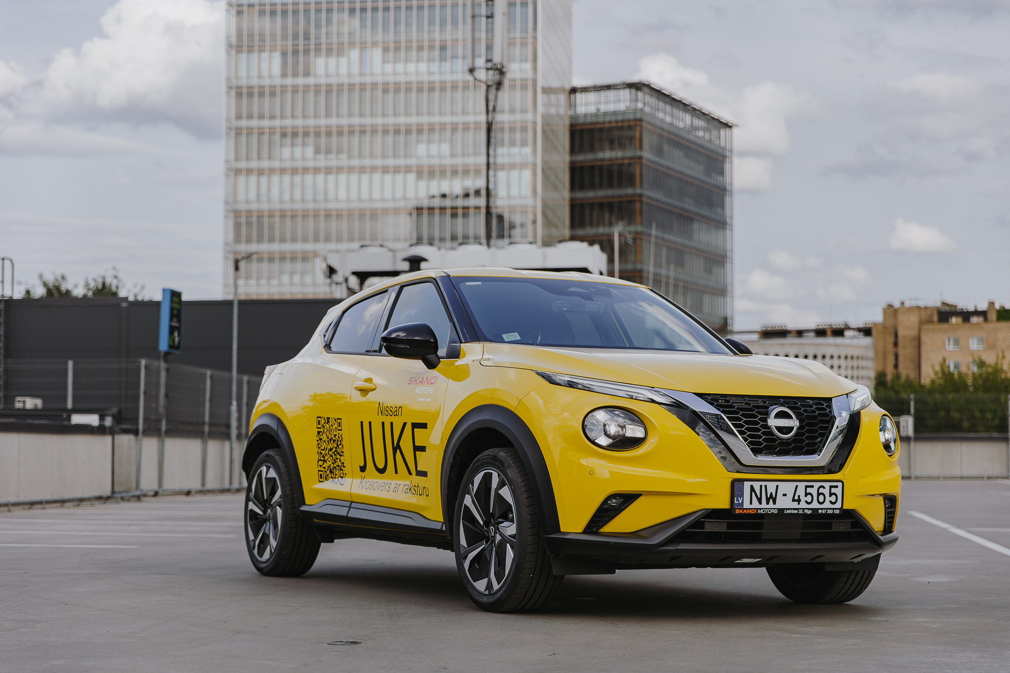 nissan juke dzeltenā krāsā