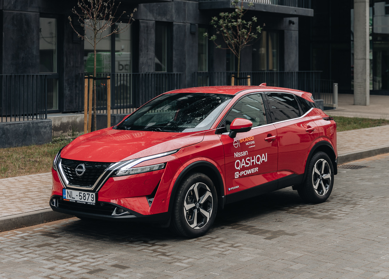 sarkans Nissan qq epower no Skandi Motors