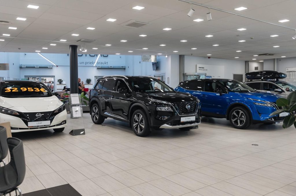 3 dažādi Nissan modeļi