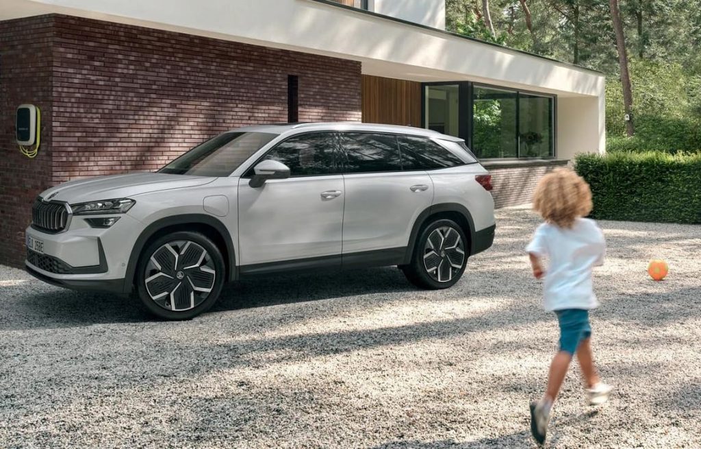 Mājas pagalmā Škoda Kodiaq 